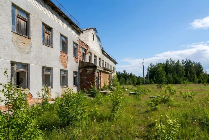 Здание столовой, с земельным участком, назначение: нежилое, площадью 1830,6 кв. м, этажность 2: Республика Коми, г. Печора, п. Березовка